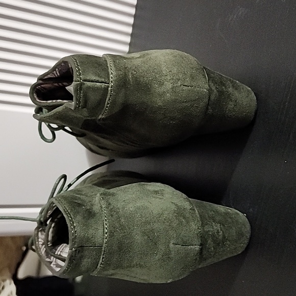 NWOT Womens Green Suede Ankle Boots - Picture 2 of 4